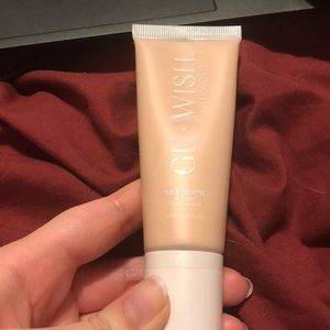 Huda beauty glowish skin tint
